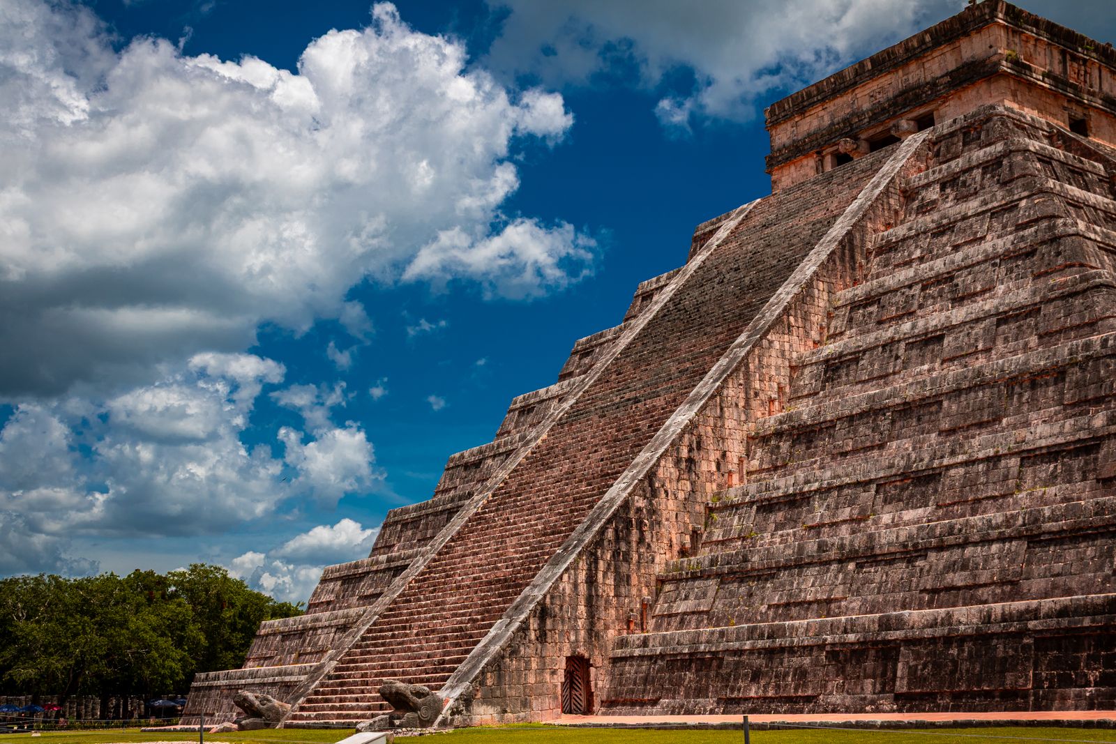 El Castillo, the Temple of Kukulkan pyramid at Chichén Itzá, at sunrise